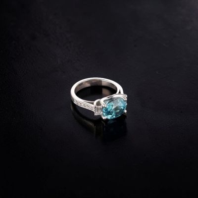 Bague en or gris 18k (750e), ornée d'une cambolite (zircon b… - Photo 1