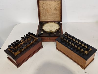 trois types différents d'appareils électroniques posés sur une table