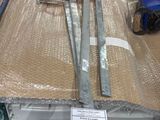 une boîte à outils posée sur une table, avec une étiquette de prix