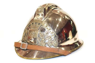 un casque de pompier argenté sur fond blanc