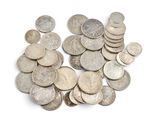 une pile de pièces d'argent sur une surface blanche