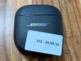 une photo d'un appareil Bluetooth Bose posé sur une table en bois