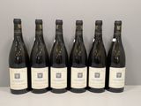 six bouteilles de vin sont alignées sur une table