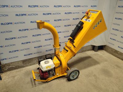 gros plan d'une petite machine sur roues devant un mur