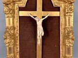 cadre doré orné d'un crucifix et d'une croix au centre