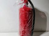 un extincteur rouge emballé dans du plastique