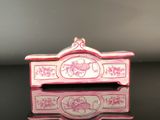 une boîte rose et blanche posée sur une table noire