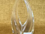 un vase en verre transparent sur lequel figure un numéro