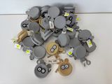 un tas d'objets gris et blancs posés sur une table