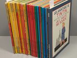 une grande quantité de livres pour enfants empilés les uns sur les autres