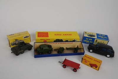 une boîte contenant des petits véhicules et un petit camion