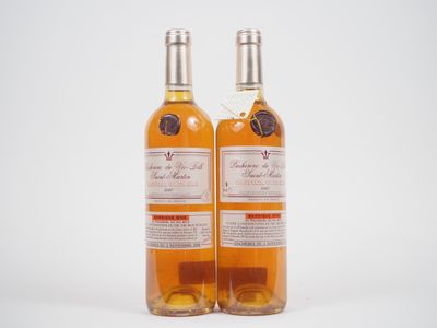 deux bouteilles de vin posées l'une à côté de l'autre sur une surface blanche