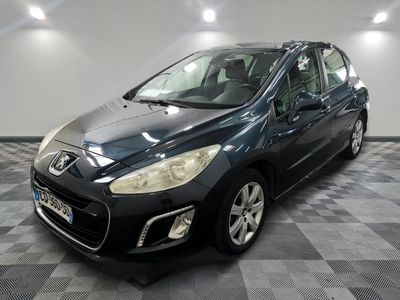 la voiture noire est garée sur un sol en damier dans le garage