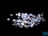 gros plan d'un groupe de diamants sur une surface noire