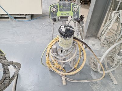 une machine posée sur le sol de la pièce
