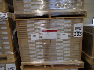 une pile de boîtes empilées les unes sur les autres