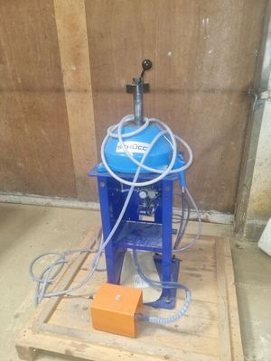 une machine bleue posée sur une palette