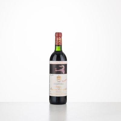 une bouteille de vin rouge posée sur une table