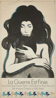 affiche représentant une femme aux longs cheveux noirs, les mains posées sur la poitrine