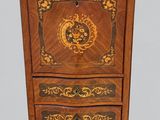 une commode ancienne en bois ornée de motifs décoratifs