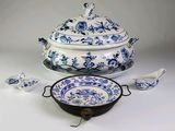 Plusieurs pièces de porcelaine bleue et blanche sont posées sur une table