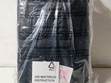 un sac contenant des matelas gonflables posé sur une table