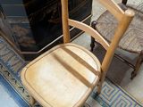 une chaise posée sur un tapis dans une pièce