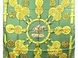 foulard en soie vert et jaune orné d'une illustration représentant un bateau au centre