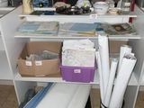une étagère sur laquelle se trouvent plusieurs objets
