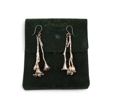 boucles d'oreilles plaquées argent ornées de fleurs et de feuilles, présentées dans une pochette en velours