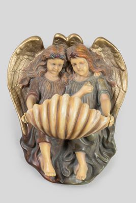 figurine d'ange tenant un coquillage sur lequel sont assis deux enfants
