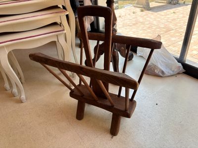 une chaise en bois posée devant une fenêtre
