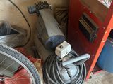une photo d'un garage avec un vélo et d'autres outils