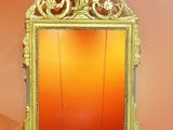 un miroir accroché au mur d'une pièce