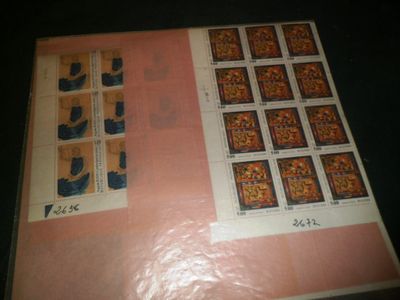 une photo d'une photo d'un livre avec des timbres