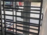 une vue sur un parking à travers une fenêtre