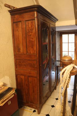 Armoire transformée en vitrine en bois naturel mouluré et sc… - Photo 1