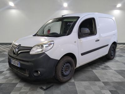 la photo d'une camionnette blanche garée dans une pièce