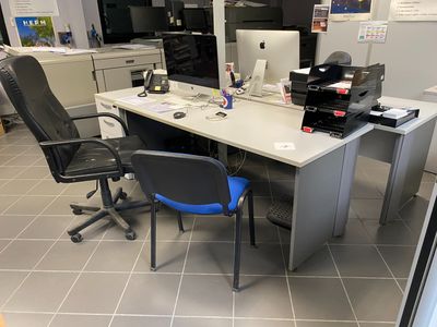 Deux bureaux plats en mélaminé gris - Deux caissons fixes - …