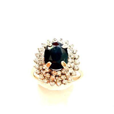 une image représentant une bague ornée d'une pierre bleue entourée de diamants blancs