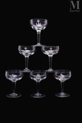 une pyramide de verres à vin empilés les uns sur les autres