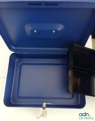 une boîte bleue contenant une clé et un téléphone portable