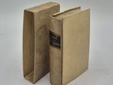 deux livres posés l'un à côté de l'autre sur une table