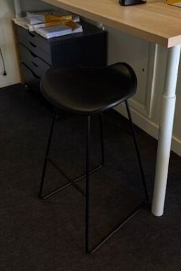 un bureau avec une chaise et un ordinateur dessus