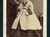 une vieille photo d'une femme en robe et avec un chapeau