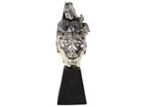 statue en argent représentant un homme avec un oiseau sur la tête