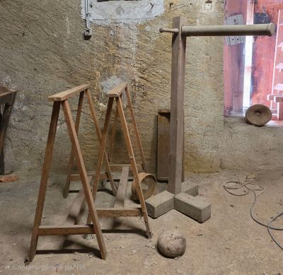une petite pièce où se trouvent de nombreux outils