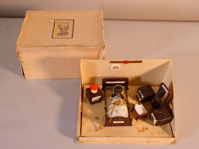 une petite boîte contenant une petite poupée