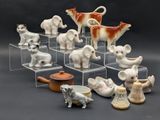 de nombreuses petites figurines d'animaux exposées