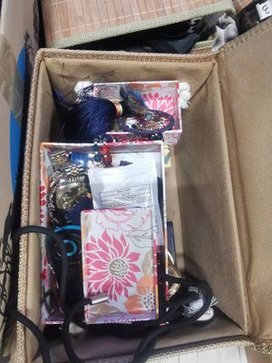 une valise remplie d'objets posée par terre